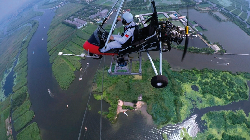 測繪地理信息工作人員利用三角翼在白洋淀進行航空測繪，為雄安新區規劃、選址和建設提供保障服務