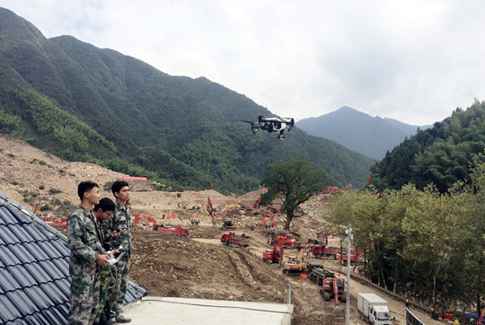 黨員骨干在蘇村應(yīng)急救災(zāi)現(xiàn)場利用無人機提供保障 黨員骨干在蘇村應(yīng)急救災(zāi)現(xiàn)場利用無人機提供保障